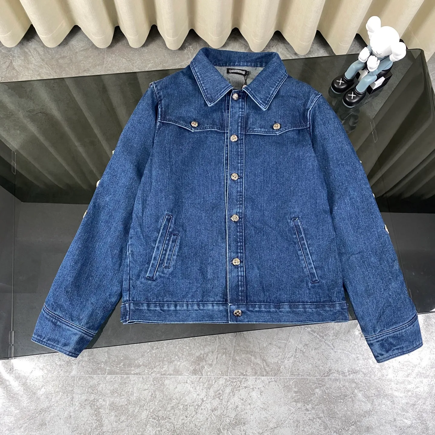 🅿️360 Chromehearts Chromehearts Flame Arms Red Flame Spliced ​​Leather Vine Denim Jacket, the same style as the star, multi-material leather cross, leather embroidery denim jacket, cabinet price N➕ level, patchwork cross flower embellishment, washed denim! !   Absolutely high-end luxury products, 2W-level god-level single products, super popular products, made by top heavy industry, a magic weapon that cannot be missed to hit the streets!  Color: washed blue Size: M-XL